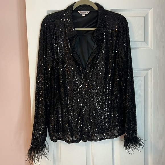 Black button up sequence top with feather wrist - Picture 1 of 5